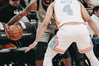  欧文末节独揽15分独行侠客场险胜马刺保季后赛  