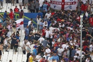  法兰克福球迷冲突事件，主场空场处罚引争议  