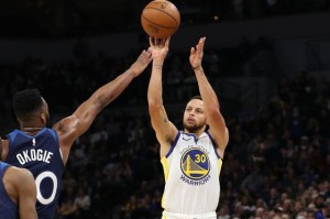  库里三分绝杀雷霆迎五连胜  