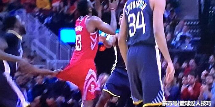  法甲赛场现奇葩乌龙，后卫回传失误送对手空门  