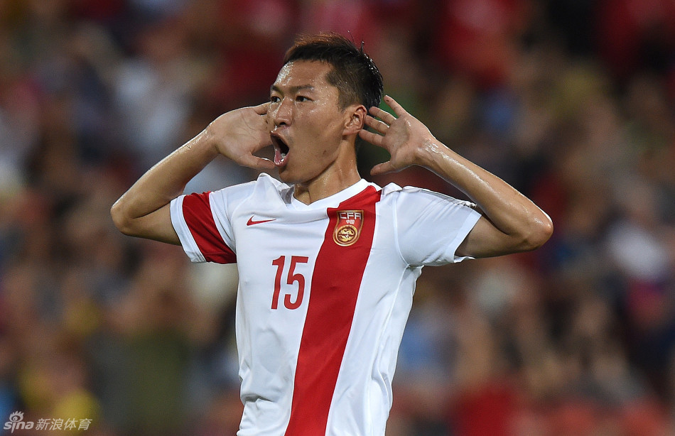  绍切克禁区外轰出电梯球，西汉姆中场重炮发威洞穿对手大门  