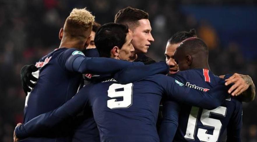  巴黎圣日耳曼控球压制对手，耐心传导撕破密集防线  